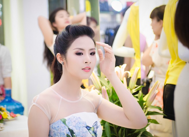 Ngọc Hân đọ vai trần trắng muốt bên Thúy Hằng - ảnh 4